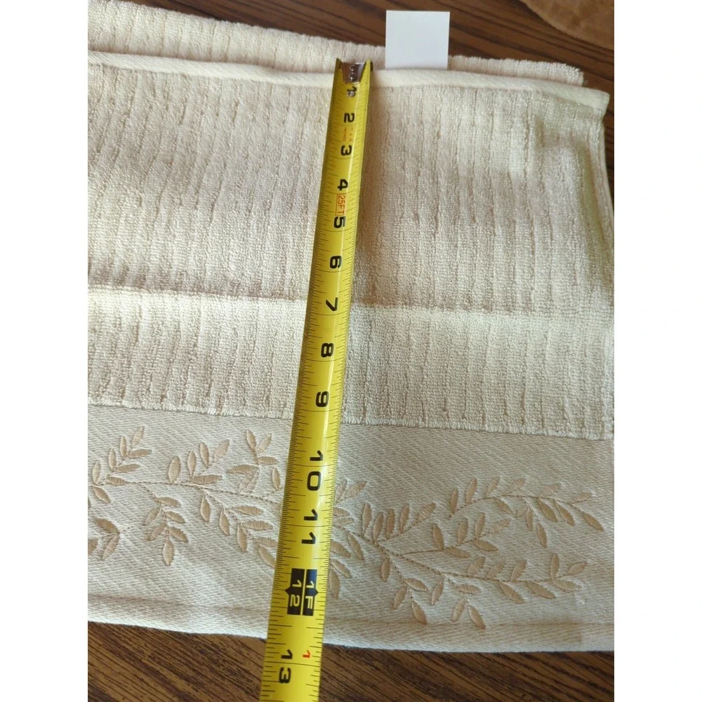 4 New With Tags RALPH LAUREN EMBROIDERED Winter Garland HAND TOWEL CREAM Pretty!
